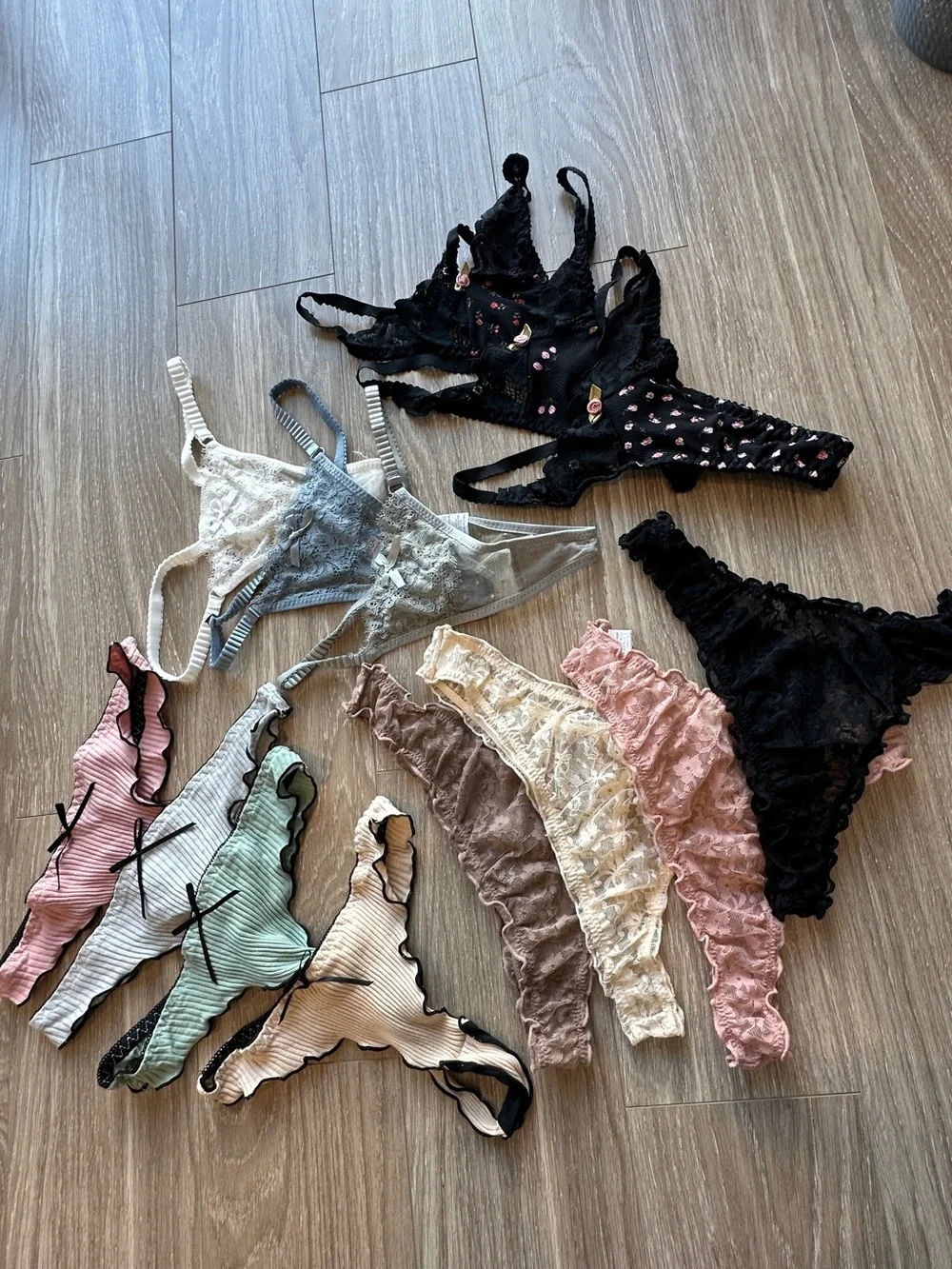 Thongs! - Picture 1 of 14